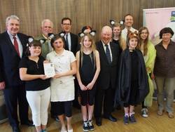Die Siegerklasse aus Mihla erhält den Waldpädagogik-Preis. Foto: SDW