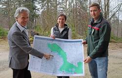 Dr. Peter Pröbstle, Präsident der Landesanstalt für Wald und Forstwirtschaft, Nationalparkleiterin Ursula Schuster und Christoph Salzmann vom Amt für Ernährung, Landwirtschaft und Forsten Regen.