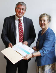 Reinhardt Neft freut sich über das Arbeitssicherheits-Zertifikat aus den Händen von Regierungpräsidentin Brigitta Brunner.
